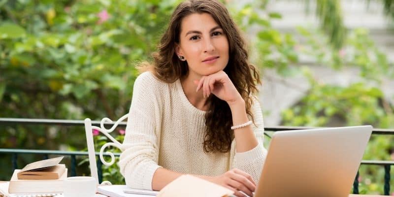 woman on laptop freelance writing beginners