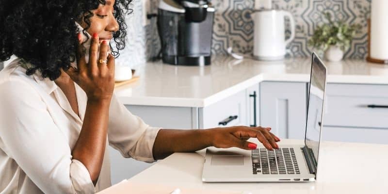 woman on smartphone typing up a blog post outline